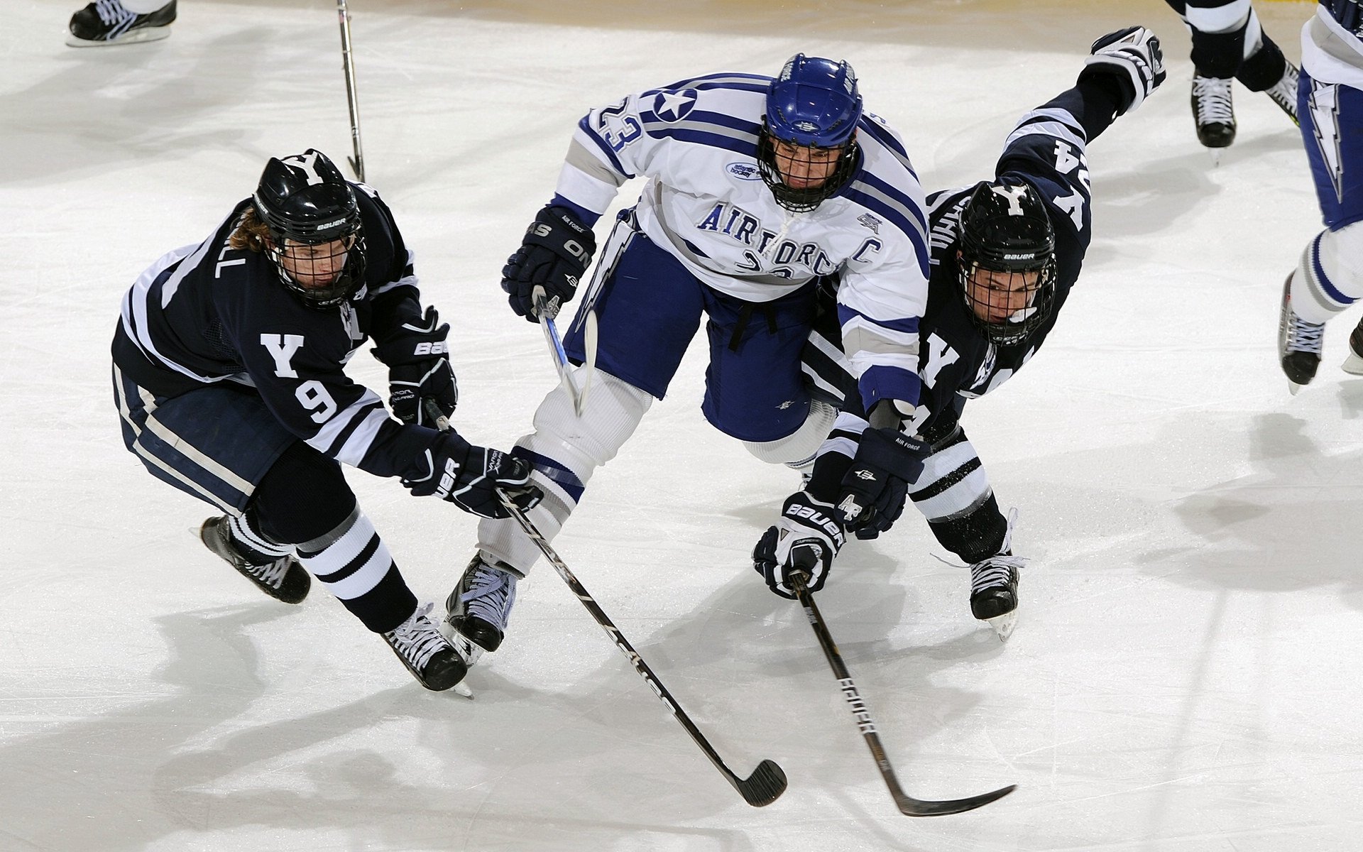 ky体育官网-中超深圳队防守训练更密集，战术革新彰显强大韧性